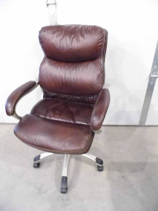 lot 20 image: Chair