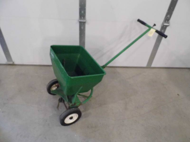 lot 40 image: Scotts Fertilizer Spreader