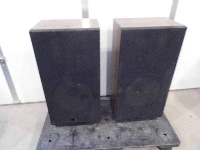 lot 41 image: AKAI Speakers