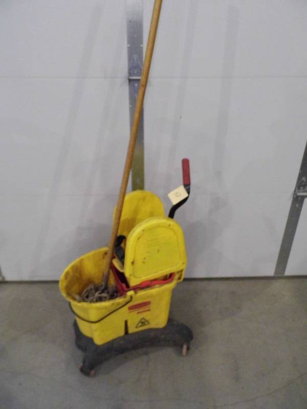lot 51 image: Rubbermaid Mop Bucket w Mop