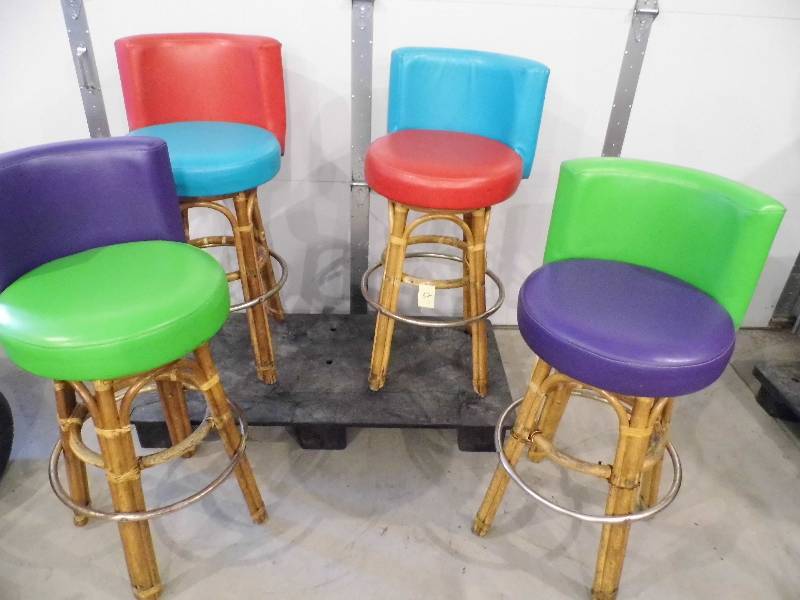 lot 52 image: Lot of 4 Swivel Padded Chairs