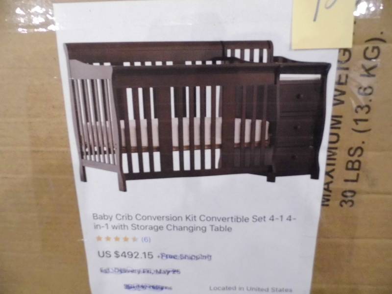 Convertible Crib w Changing Table