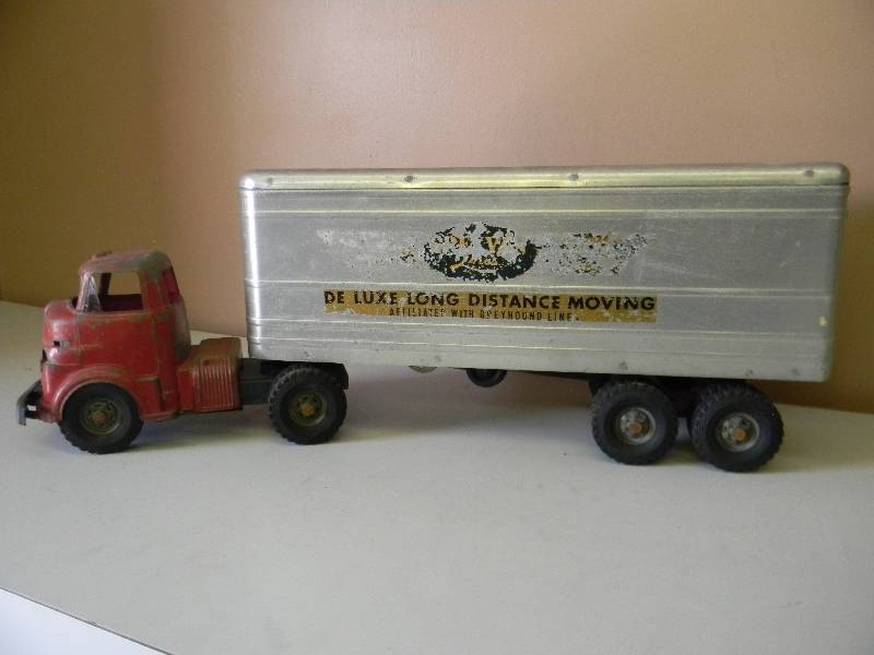lot 14 image: Vintage Wyandotte Truck & Trailer - RARE, GREY VAN LINES DE LUX LONG DISTANCE MOVING TRAILER - SEE PICTURES