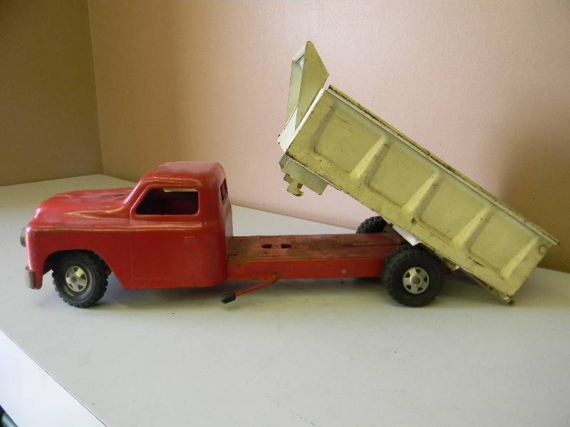 lot 15 image: Vintage-Structo-Ride-Er-Dump-Truck-Pressed-Steel-Ride-On-Toy - SEE PICTURES