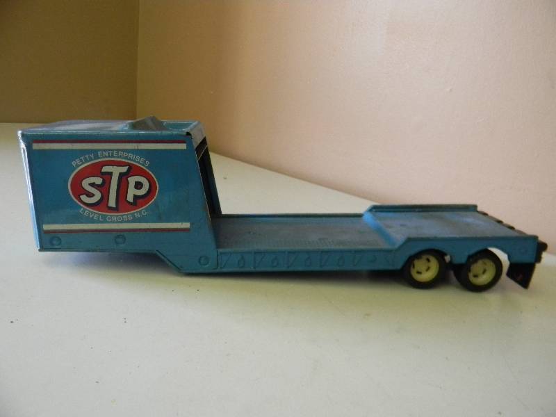 lot 21 image: Vintage ERTL STP Richard Petty Racing Blue Trailer - COOL PIECE - SEE PICTURES