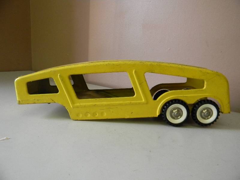 lot 29 image: VINTAGE 1950S STRUCTO PRESSED STEEL AUTO HAUL CAR HAULER TRACTOR TRAILER - SEE PICTURES