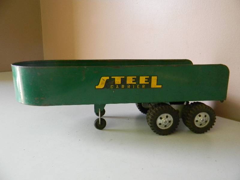 lot 32 image: Vintage 1950s TONKA Toys Steel Carrier Trailer for Semi-Truck With Decals - SEE PICTURES