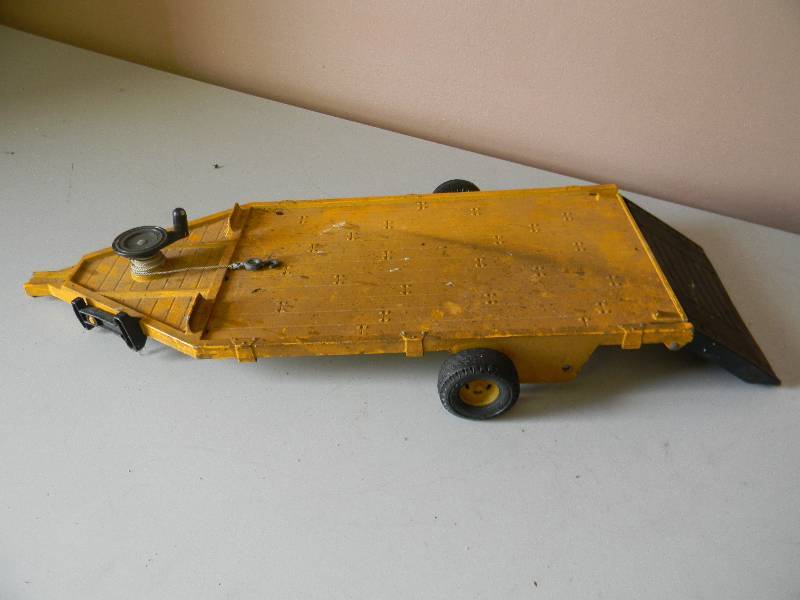 lot 34 image: VINTAGE RARE ERTL CAR HAULER TRAILER - SEE PICTURES