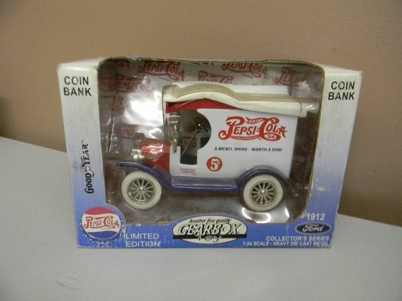lot 41 image: GEARBOX COLLECTORS SERIES 124 SCALE HEAVY DIE CAST METAL 1912 FORD DELIVERY CAR - STILL IN BOX - SEE PICTURES