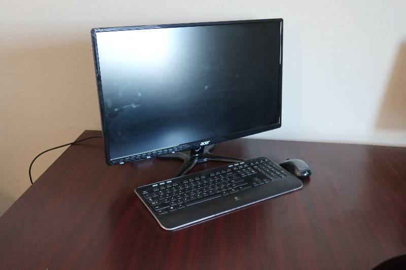 lot 102 image: DESKTOP COMPUTER MONITOR, KEYBOARD AND MOUSE