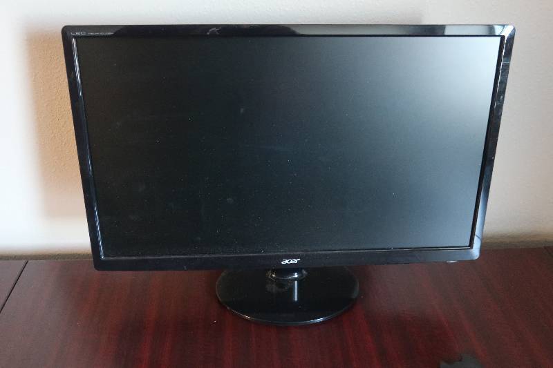 lot 103 image: DESKTOP COMPUTER MONITOR