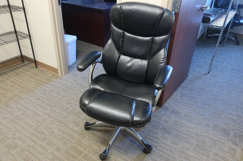 lot 104 image: OFFICE CHAIR