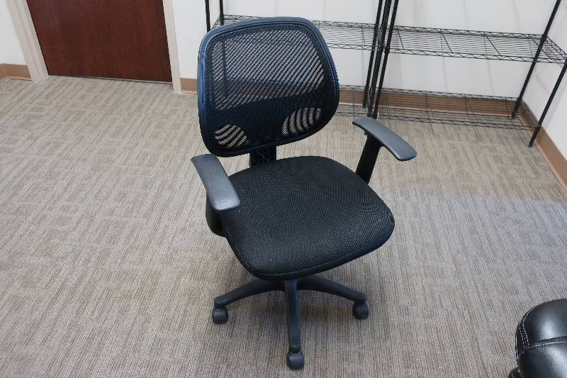 lot 112 image: OFFICE CHAIR