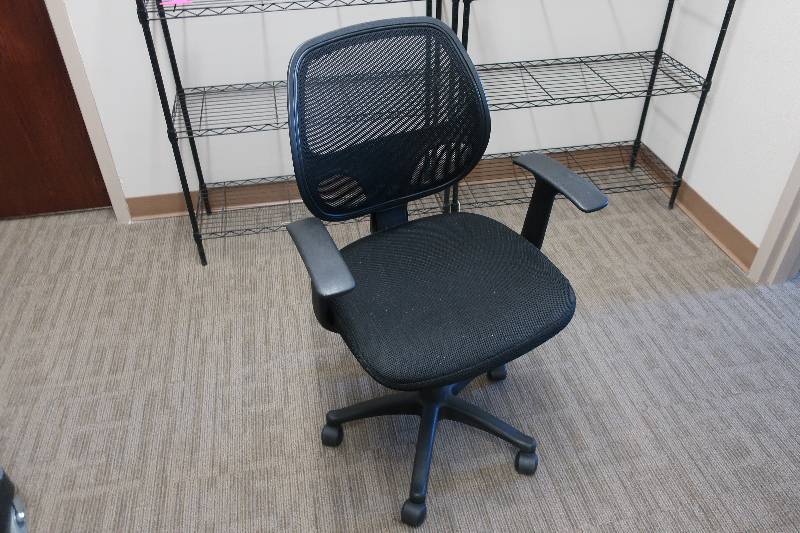 lot 114 image: OFFICE CHAIR