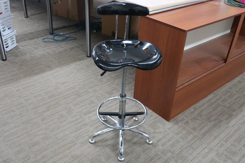 lot 119 image: BLACK PEDSTAL STOOL, TRACTOR LIKE SEAT