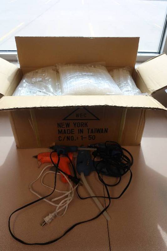 lot 483 image: GLUE GUNS AND STICKS