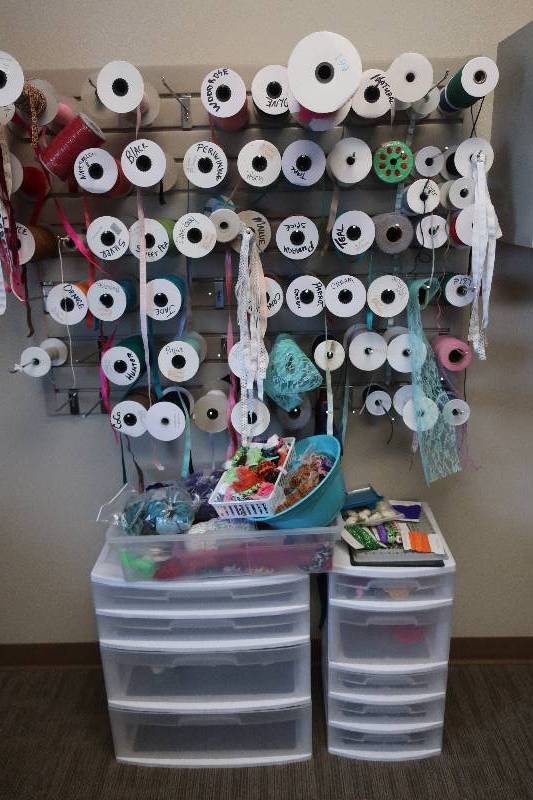 lot 485 image: ORGANIZERS ROLLS OF RIBBON AND PEGS (NORTH SLATWALL)