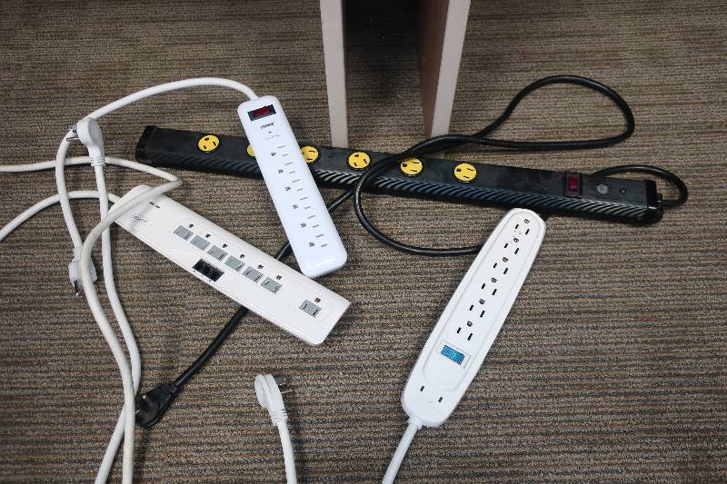 lot 488 image: 4 POWER STRIPS
