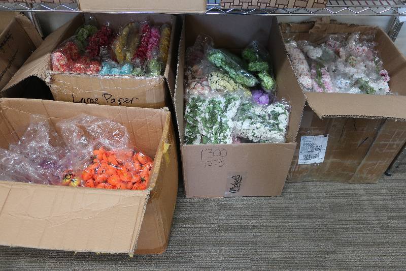 lot 490 image: 4 BOXES OF SILK OR CLOTH & PAPER FLOWERS