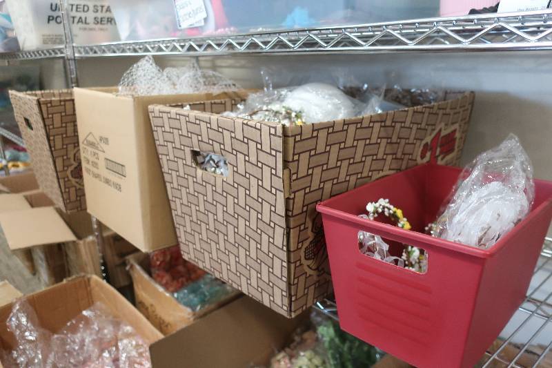lot 491 image: CONTENTS OF SHELF