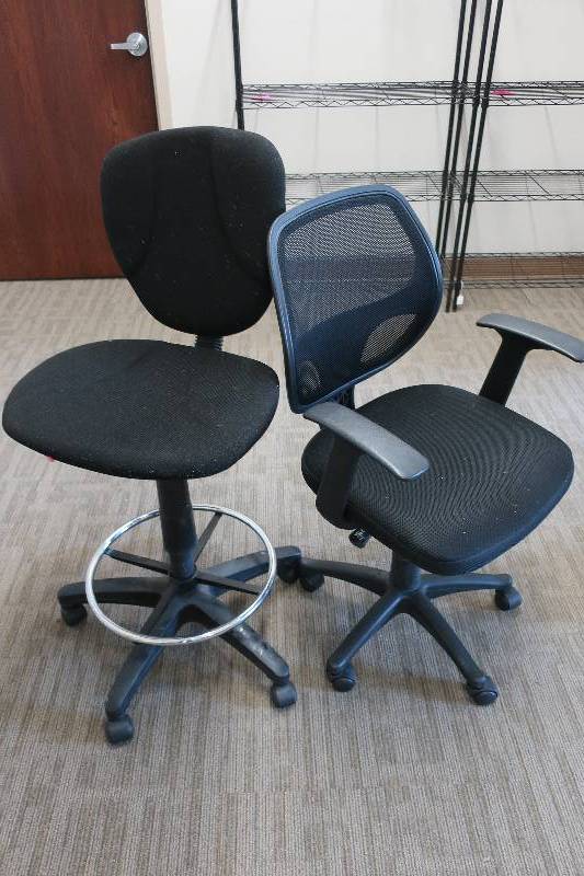 lot 495 image: 2 OFFICE CHAIRS
