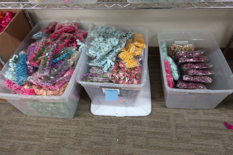 lot 502 image: 3 BOXES OF ASSORTED FLOWERS