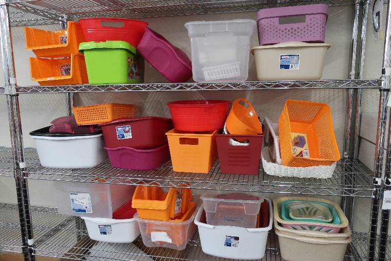 lot 513 image: 3 SHELVES OF ASSORTED PLASTIC
