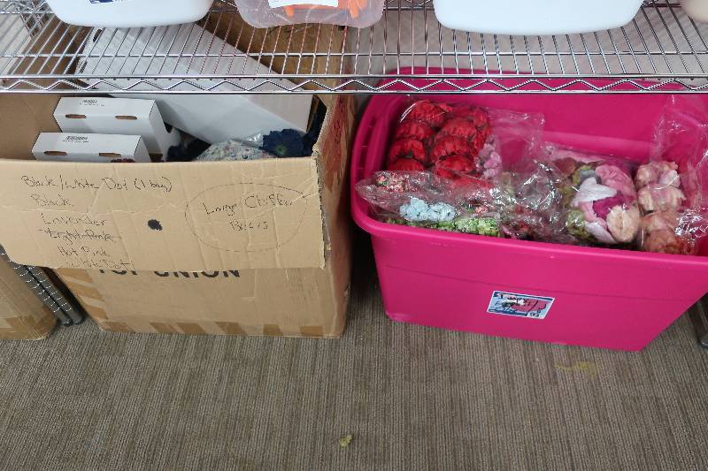 lot 514 image: 2 BOXES OF ASSORTED FLOWERS