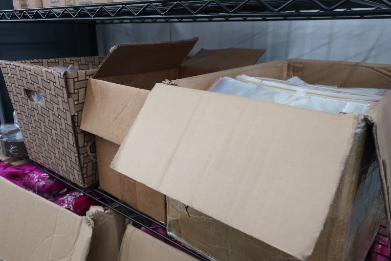 lot 520 image: SHELF OF MISC PACKAGING SUPPLIES