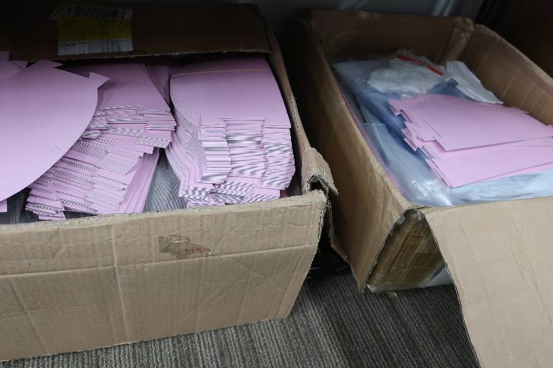 lot 522 image: 2 BOXES OF HEADBAND CARDS