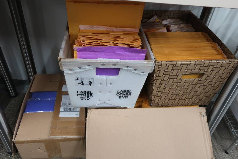 lot 526 image: HUGE LOT OF ASSORTED BUBBLE MAILERS