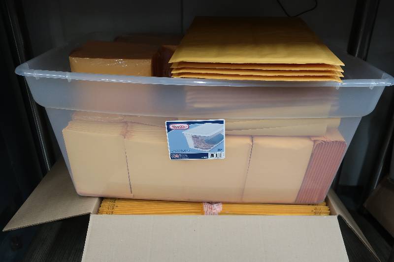 lot 527 image: HUGE LOT OF ASSORTED BUBBLE MAILERS