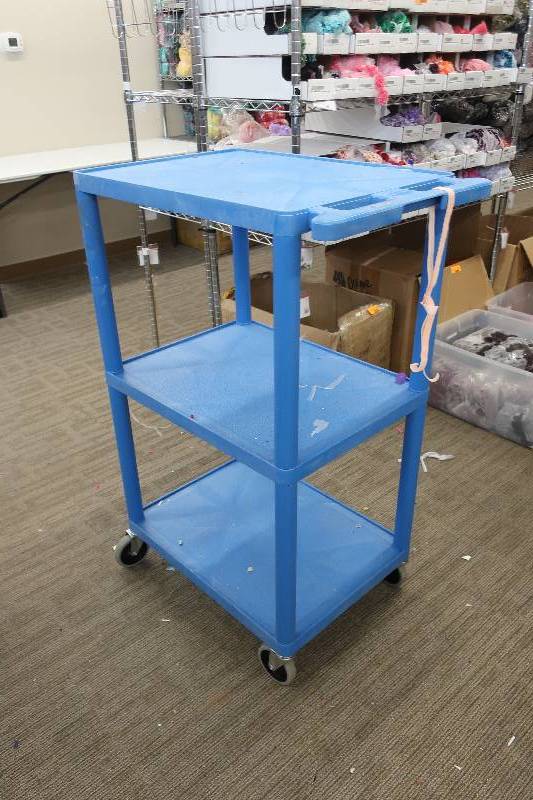 lot 573 image: ROLLING BLUE RACK
