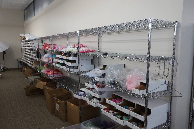 lot 577 image: NSF STRING OF SHELVES