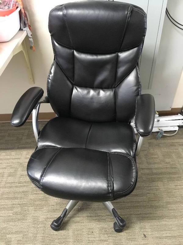 lot 19 image: BLACK OFFICE CHAIR