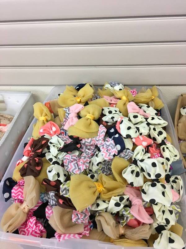 lot 316 image: MISC DECORATING BOWS