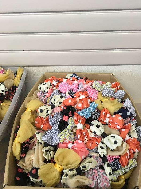 lot 317 image: MISC DECORATING BOWS