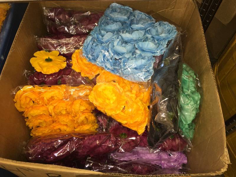lot 355 image: FLOWERS, MIXED BOX