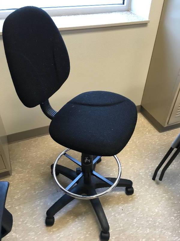 lot 291 image: ARMLESS BLACK OFFICE CHAIR