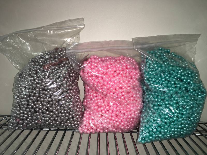lot 552 image: BAGS OF LIGHT PINK, GRAY & AQUA PEARL STRINGS