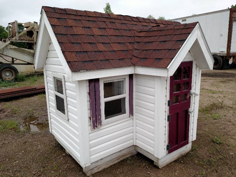 lot 225 image: Play House, 8 x 4...