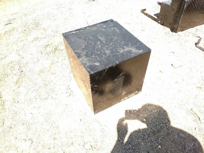 lot 229 image: Toolbox, 18 x 18 x 18...