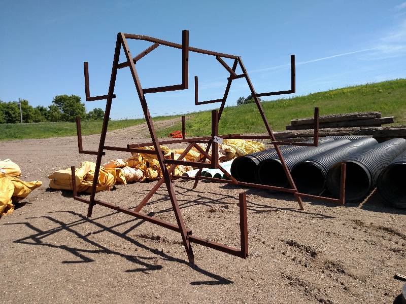 lot 253 image: Pipe Rack, 106 x 157...