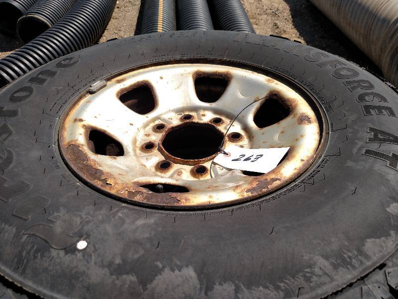 lot 263 image: (4) LT26575R16 Tires on Chevy 8 Bo...