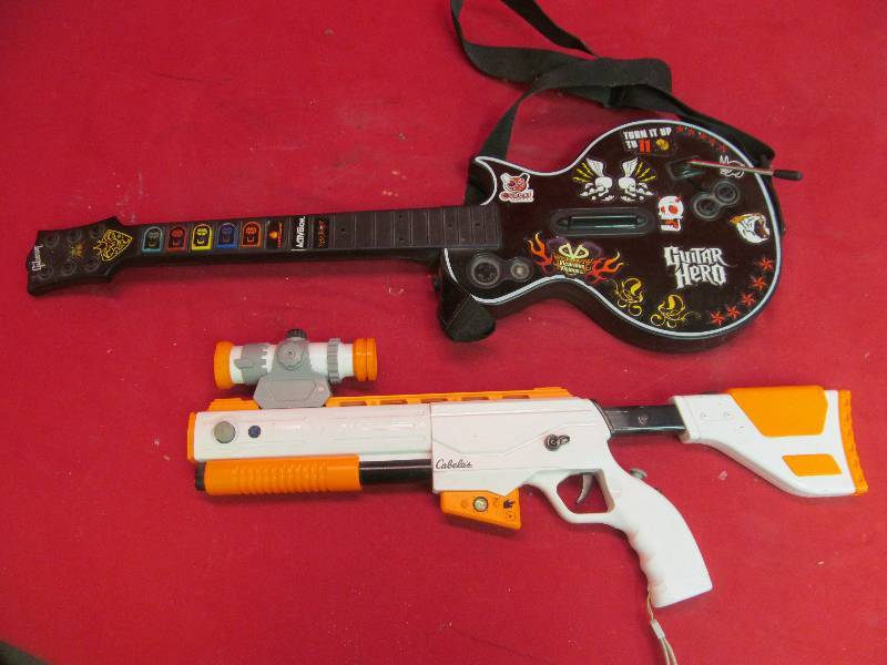 lot 19 image: Wii controllers
