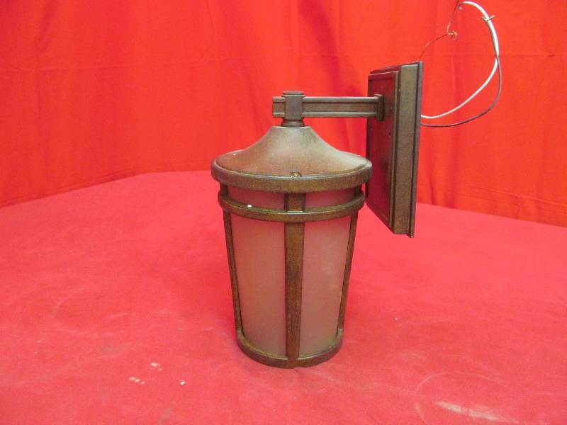 lot 46 image: light fixture