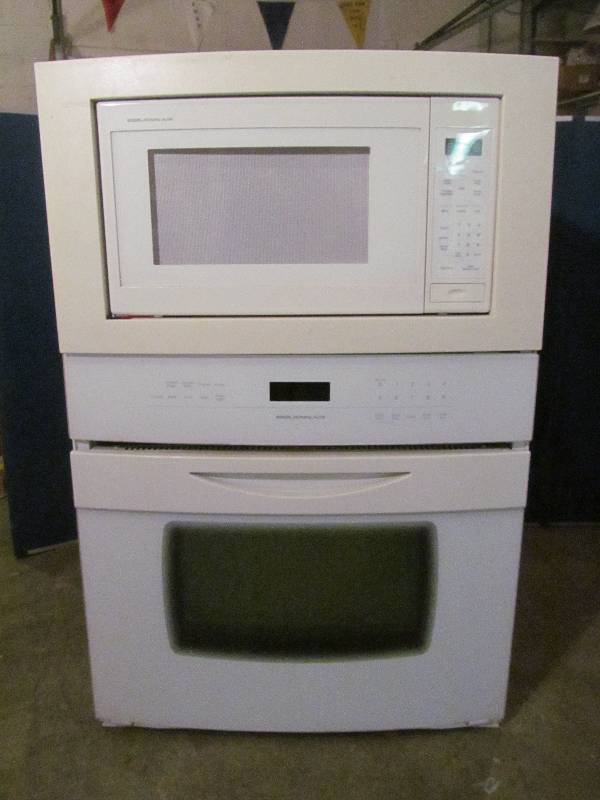 lot 108 image: built in range