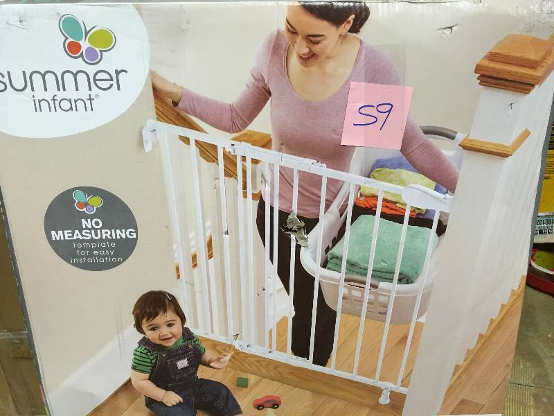 lot 59 image: Summer Infant 30 in. Top of Stairs White Simple to Secure Metal Gate