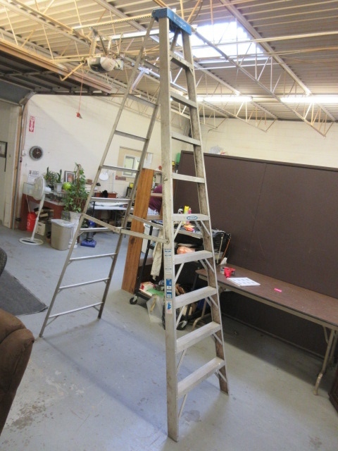 lot 424 image: ALUMINUM STEP LADDER