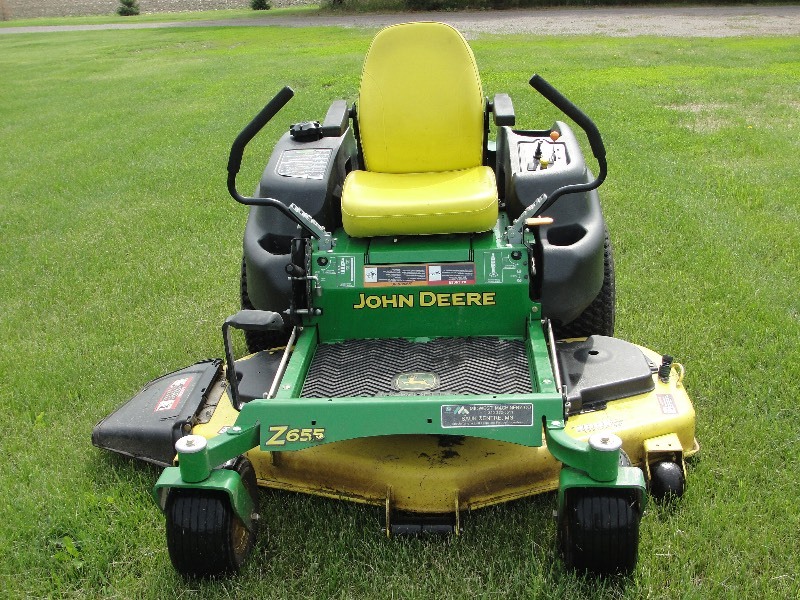 54 JOHN DEERE  ZERO TURN LAWN MOWER